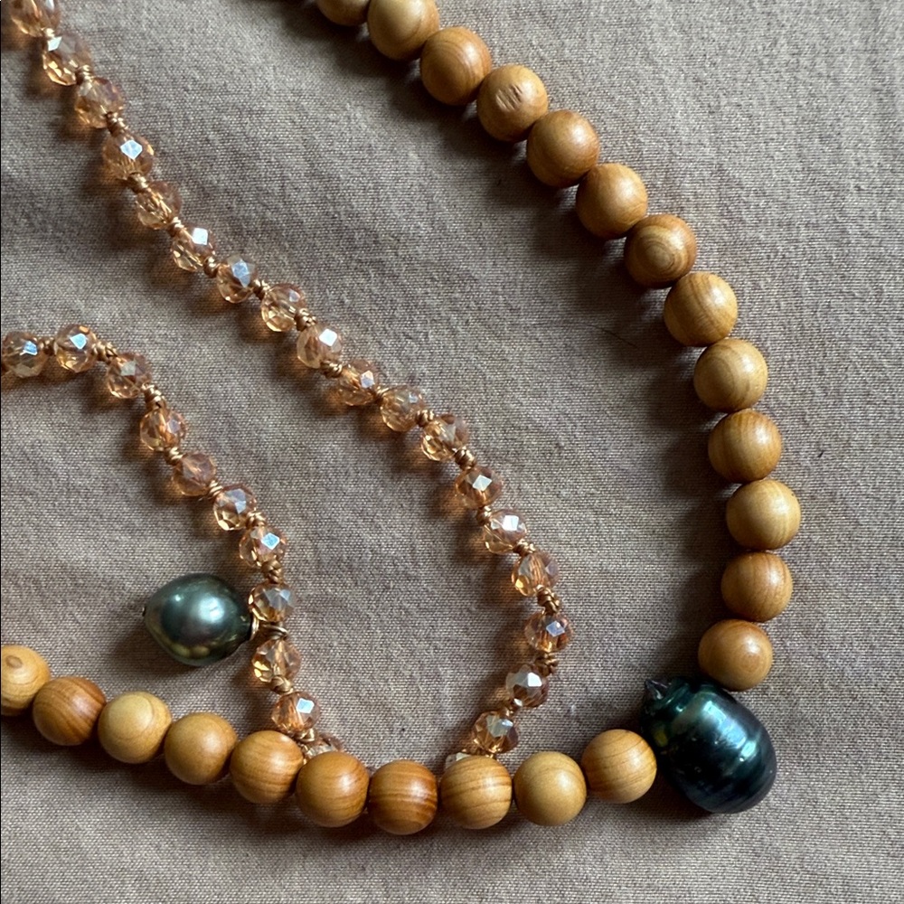 Elegant Wooden and Beaded Necklace with Tahitian pearls - Picture 2 of 2